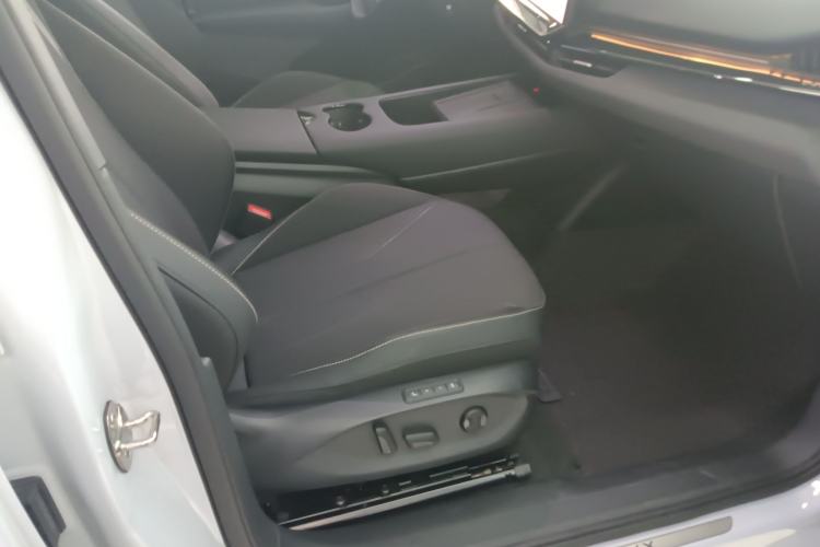 Used Volkswagen ID.UNYX 2024 Pro Long-Range Version Right Front Seat