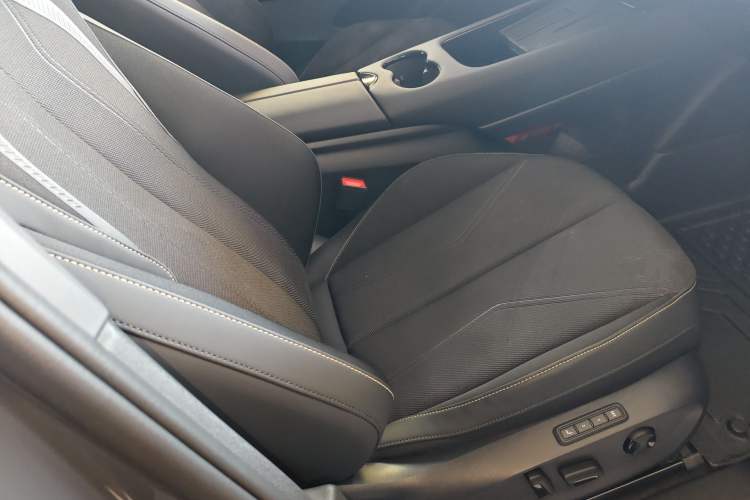 Used Volkswagen ID.UNYX 2024 Pro Long-Range Version Right Front Seat