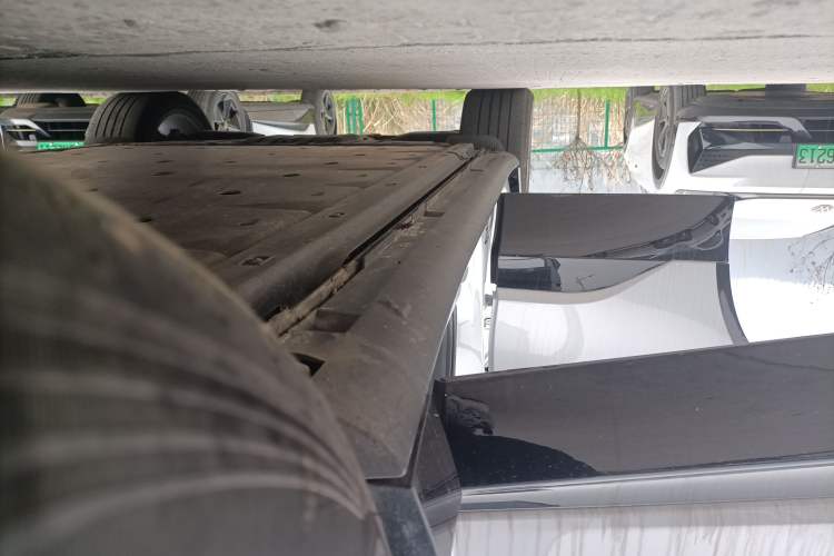 Used Volkswagen ID.UNYX 2024 Pro Long-Range Version Right Side Sill