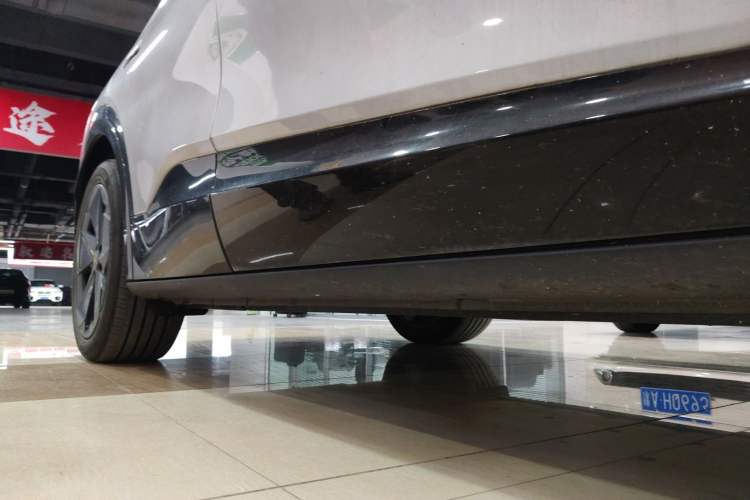 Used Volkswagen ID.UNYX 2024 Pro Long-Range Version Right Side Sill