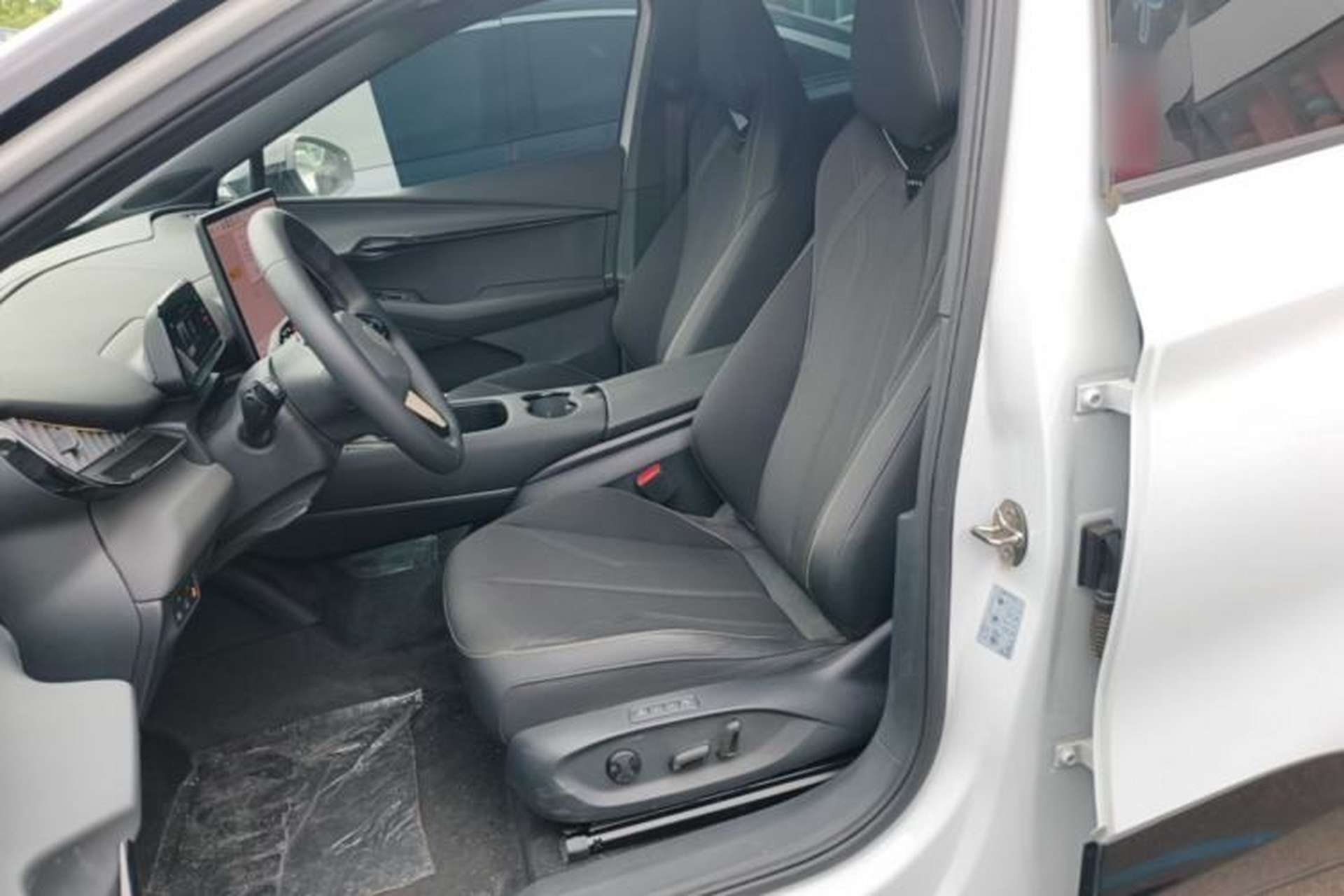 Used Volkswagen ID.UNYX 2024 Revised Pro Long-Range Version Left Front Seat