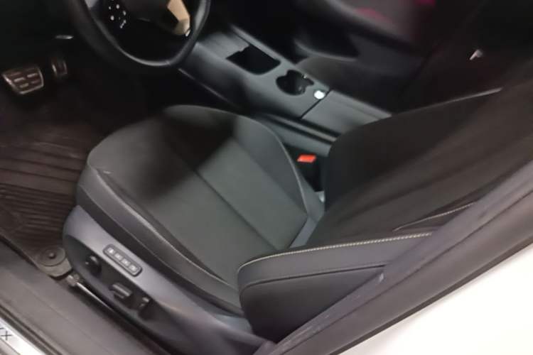 Used Volkswagen ID.UNYX 2024 Revised Pro Long-Range Version Left Front Seat