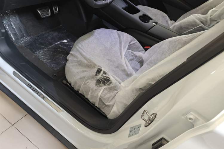 Used Volkswagen ID.UNYX 2024 Revised Pro Long-Range Version Left Front Seat