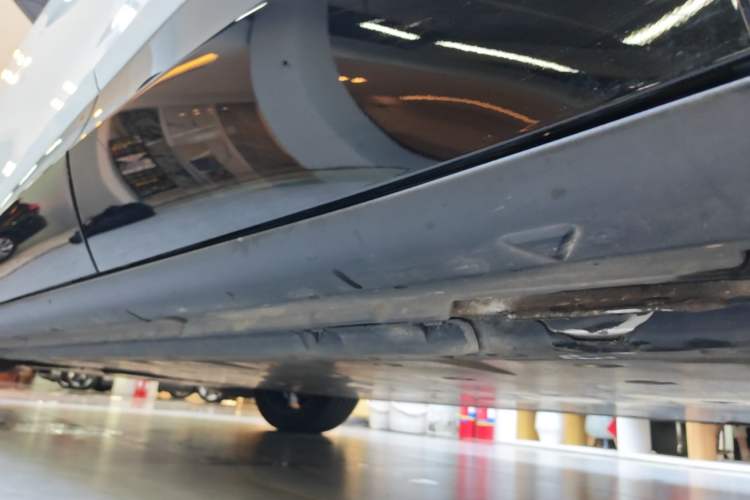 Used Volkswagen ID.UNYX 2024 Revised Pro Long-Range Version Left Side Sill