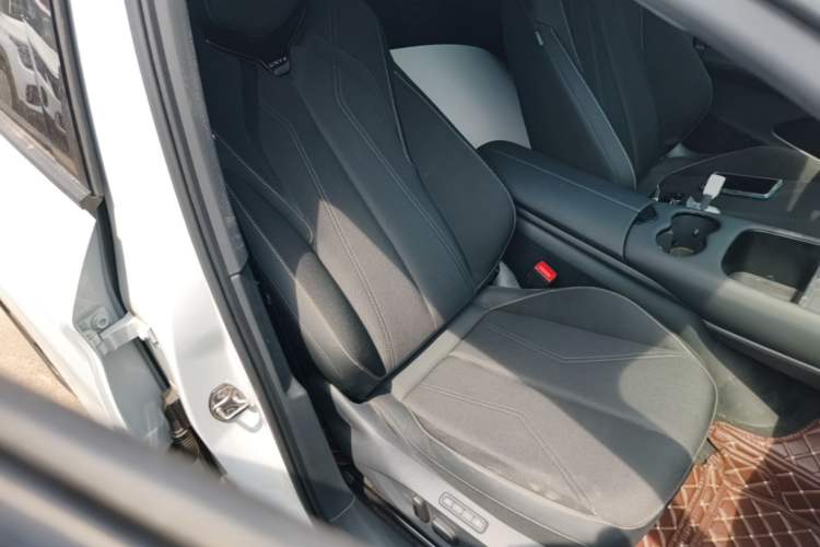 Used Volkswagen ID.UNYX 2024 Revised Pro Long-Range Version Right Front Seat