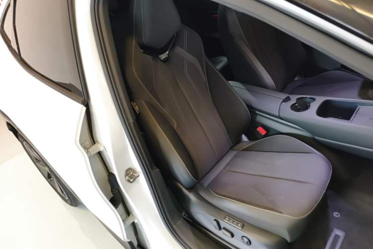 Used Volkswagen ID.UNYX 2024 Revised Pro Long-Range Version Right Front Seat