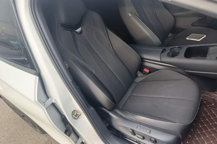 Used Volkswagen ID.UNYX 2024 Revised Pro Long-Range Version Right Front Seat