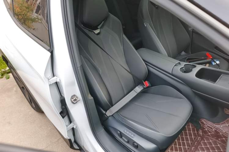 Used Volkswagen ID.UNYX 2024 Revised Pro Long-Range Version Right Front Seat