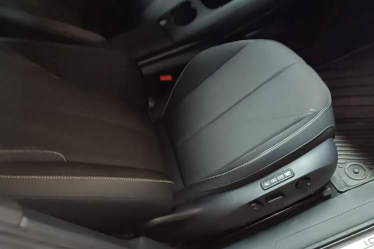 Used Volkswagen ID.UNYX 2024 Revised Pro Long-Range Version Right Front Seat