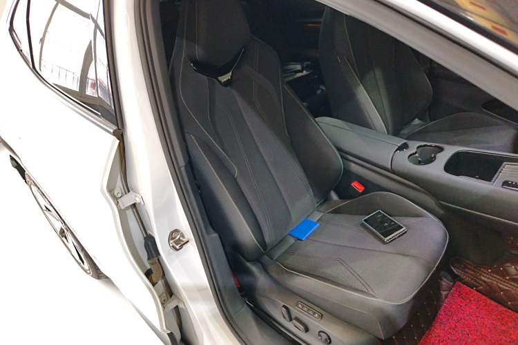 Used Volkswagen ID.UNYX 2024 Pro Long-Range Version Right Front Seat