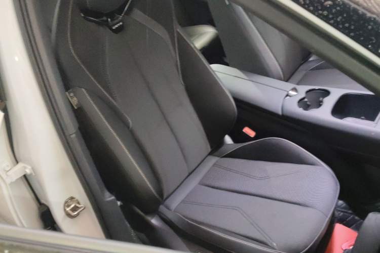 Used Volkswagen ID.UNYX 2024 Pro Long-Range Version Right Front Seat