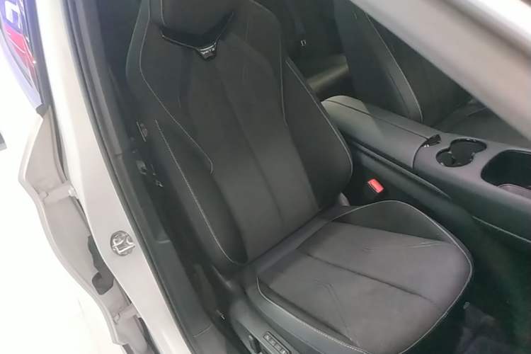 Used Volkswagen ID.UNYX 2024 Revised Pro Long-Range Version Right Front Seat