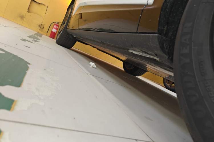 Used Volkswagen ID.UNYX 2024 Revised Pro Long-Range Version Right Side Sill