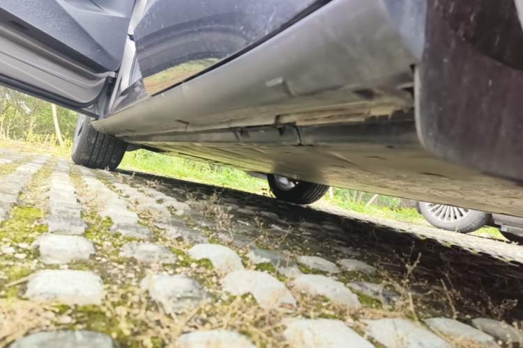 Used Volkswagen ID.UNYX 2024 Pro Long-Range Version Left Side Sill