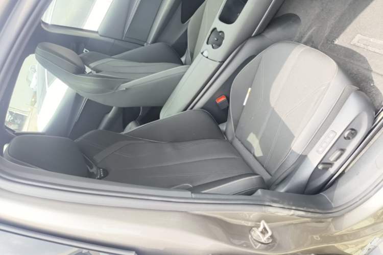Used Volkswagen ID.UNYX 2024 Pro Long-Range Version Right Front Seat