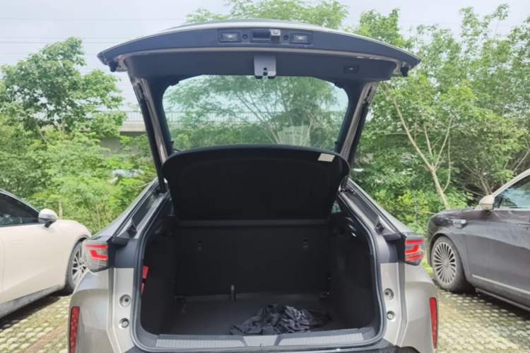 Used Volkswagen ID.UNYX 2024 Pro Long-Range Version Trunk