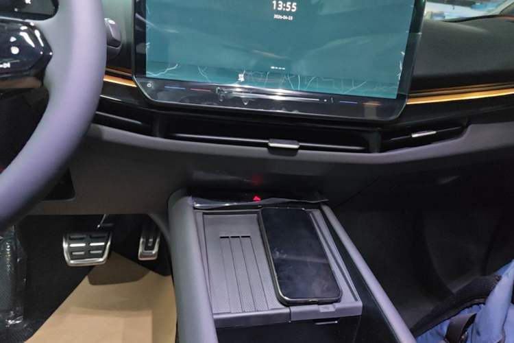 Used Volkswagen ID.UNYX 2025 Pro model Audio And AC Panel