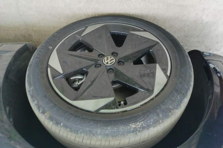 Used Volkswagen ID.UNYX 2025 Pure Model Left Front Wheel Hub