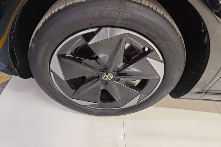 Used Volkswagen ID.UNYX 2025 Pure Model Left Front Wheel Hub