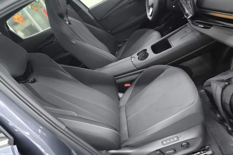 Used Volkswagen ID.UNYX 2025 Pro model Right Front Seat