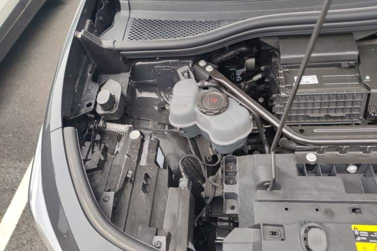 Used Volkswagen ID.UNYX 2025 Pure Model Engine Bay Right