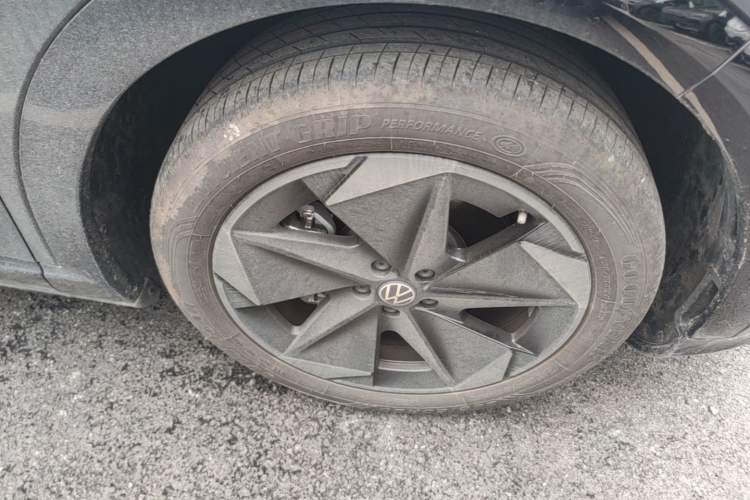 Used Volkswagen ID.UNYX 2025 Pure Model Right Front Wheel Hub