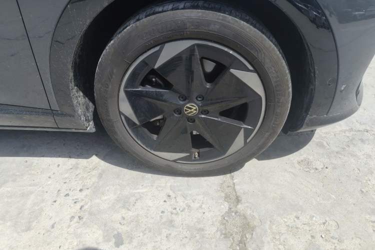 Used Volkswagen ID.UNYX 2025 Pure Model Right Front Wheel Hub