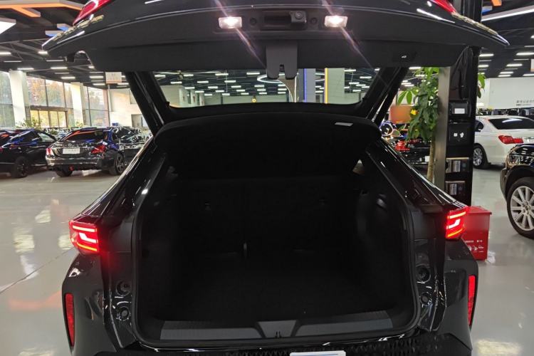 Used Volkswagen ID.UNYX 2025 Pro model Trunk