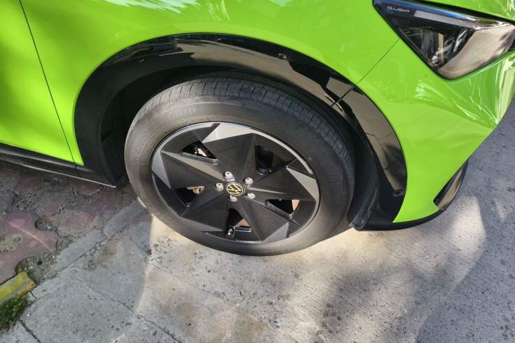 Used Volkswagen ID.UNYX 2025 Pure Model Right Front Wheel Hub