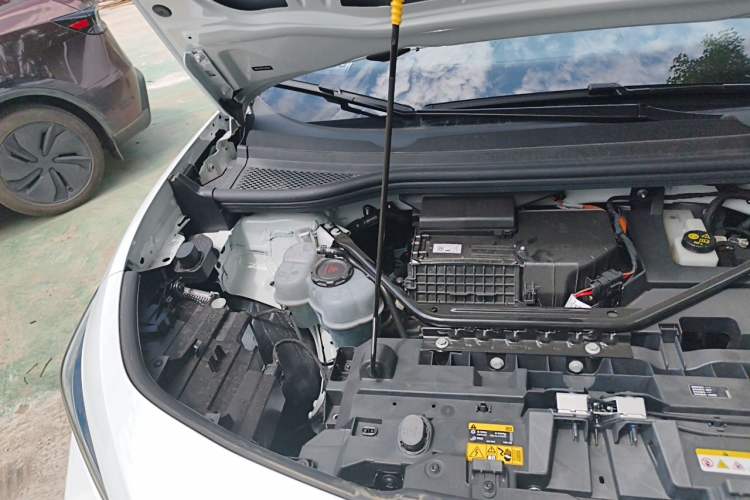 Used Volkswagen ID.UNYX 2025 Pure Model Engine Bay Right