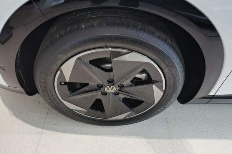 Used Volkswagen ID.UNYX 2025 Pure Model Left Front Wheel Hub