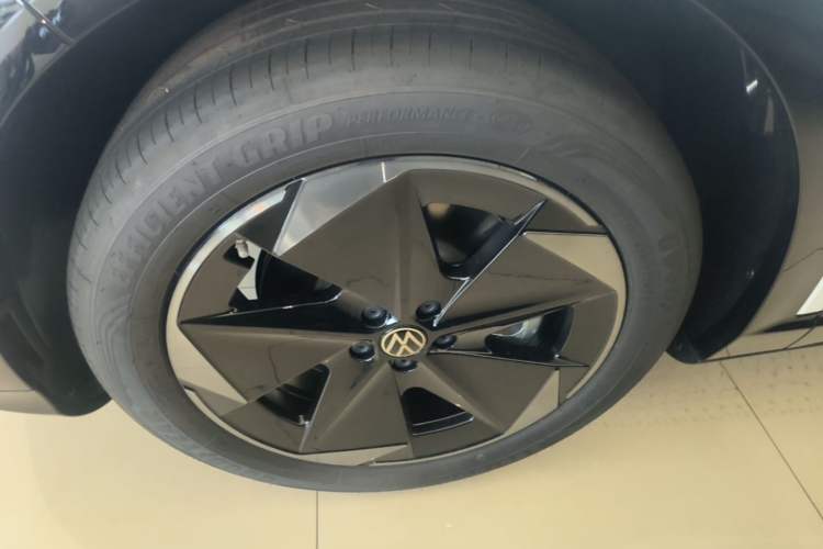 Used Volkswagen ID.UNYX 2025 Pure Model Left Front Wheel Hub
