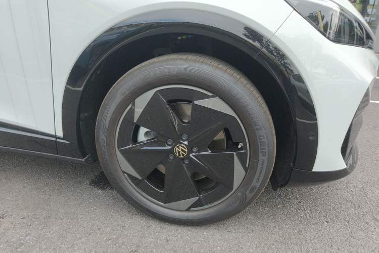 Used Volkswagen ID.UNYX 2025 Pure Model Right Front Wheel Hub