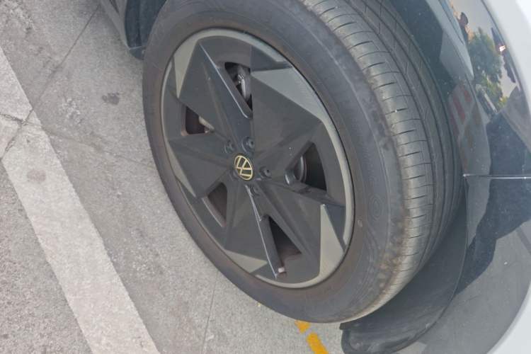 Used Volkswagen ID.UNYX 2025 Pure Model Right Front Wheel Hub