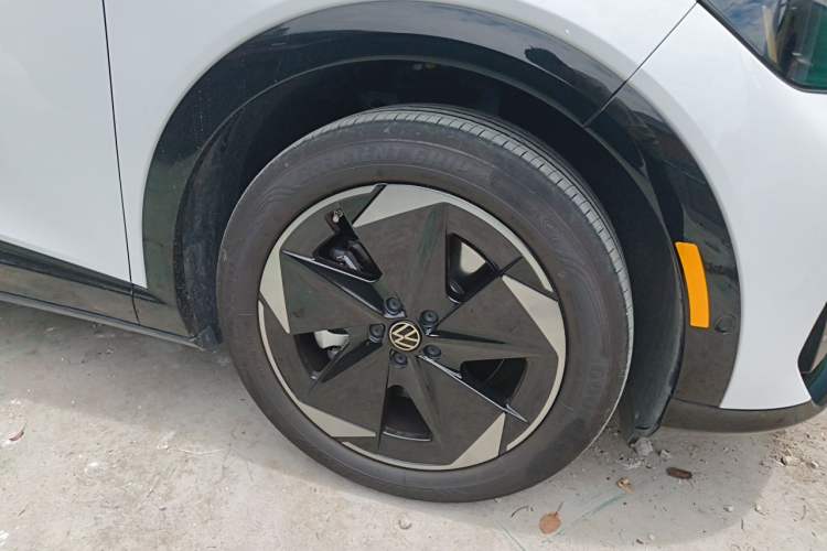 Used Volkswagen ID.UNYX 2025 Pure Model Right Front Wheel Hub