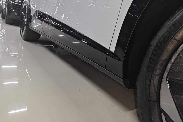 Used Volkswagen ID.UNYX 2025 Pure Model Right Side Sill