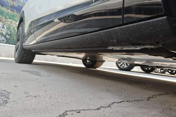 Used Volkswagen ID.UNYX 2025 Pure Model Right Side Sill