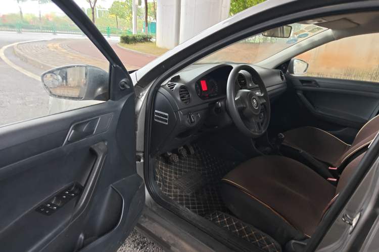 Used Volkswagen Jetta 2013 1.6L Manual Fashion Edition Interior 3