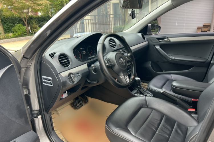 Used Volkswagen Jetta 2013 1.6L Automatic Luxury Model Interior 2