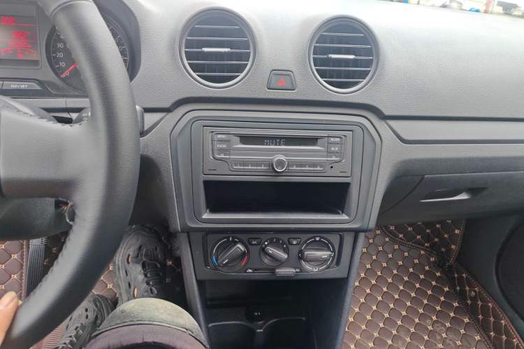 Used Volkswagen Jetta 2013 1.6L Manual Fashion Edition Audio And AC Panel