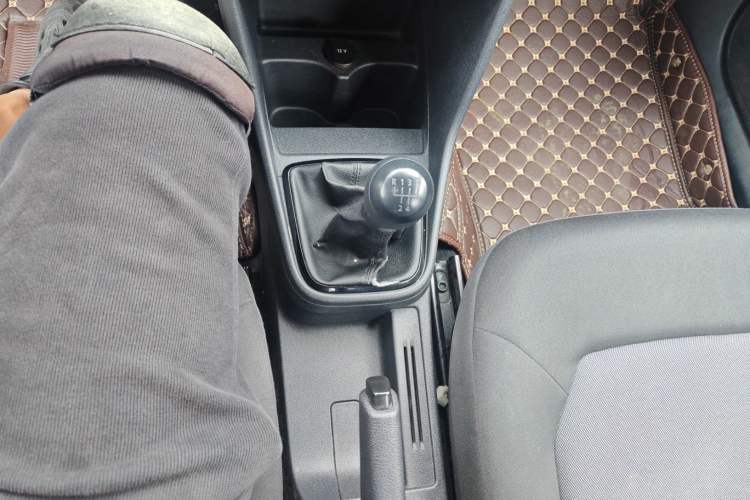 Used Volkswagen Jetta 2013 1.6L Manual Fashion Edition Gear Lever