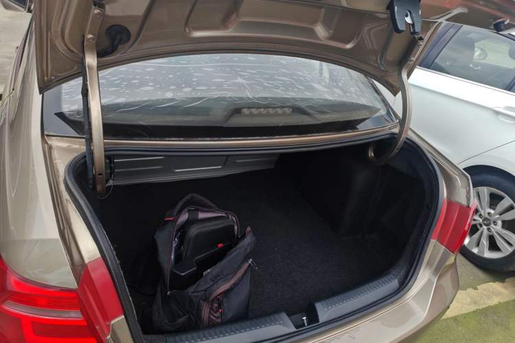 Used Volkswagen Jetta 2013 1.6L Manual Fashion Edition Trunk