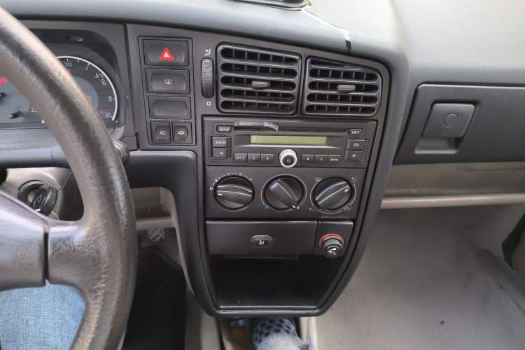 Used Volkswagen Jetta 2008 CiF-P Partner Audio And AC Panel