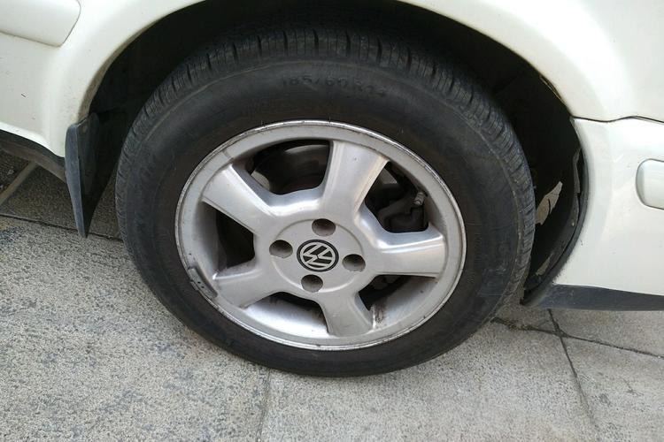 Used Volkswagen Jetta 2008 CIF Spring Model Right Front Wheel Hub
