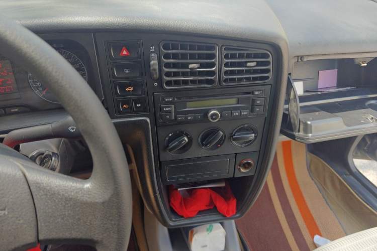 Used Volkswagen Jetta 2010 1.6L Partner Audio And AC Panel