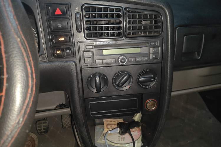 Used Volkswagen Jetta 2010 1.6L Partner Audio And AC Panel