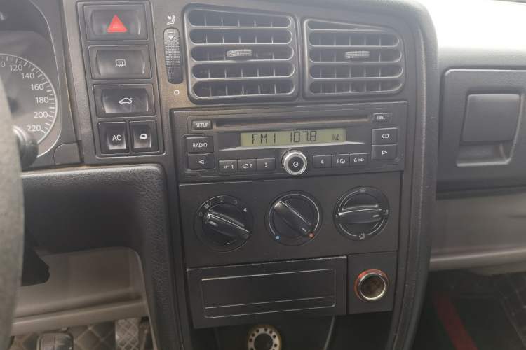 Used Volkswagen Jetta 2010 1.6L Partner Audio And AC Panel