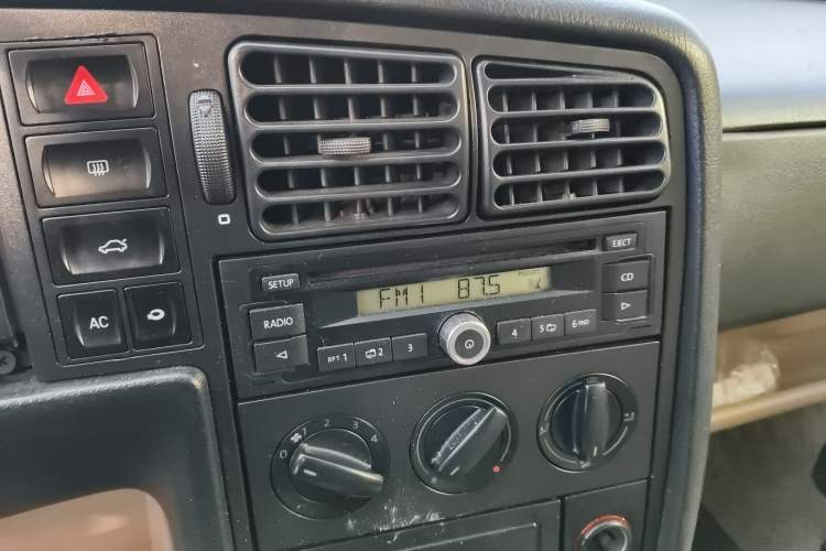 Used Volkswagen Jetta 2010 1.6L Vanguard Audio And AC Panel