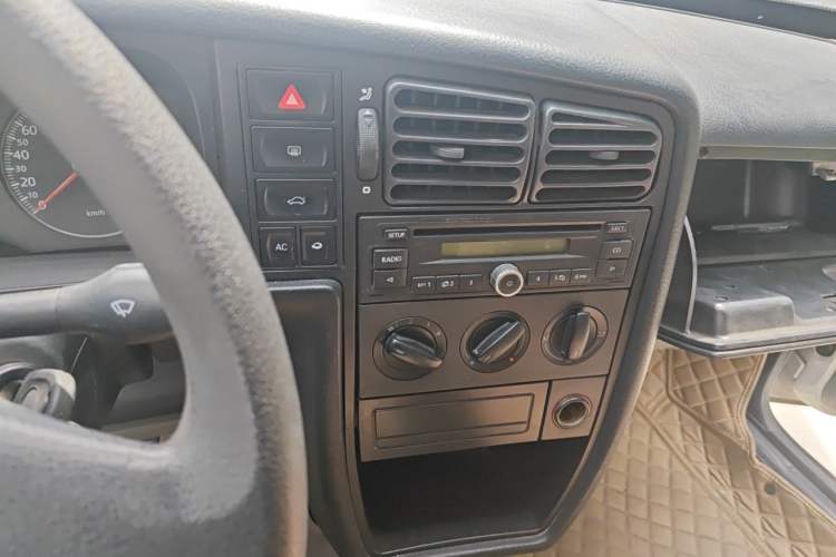 Used Volkswagen Jetta 2010 1.6L Partner Audio And AC Panel