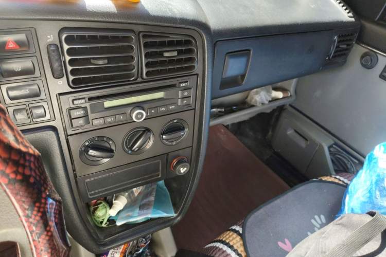 Used Volkswagen Jetta 2010 1.6L Partner Audio And AC Panel